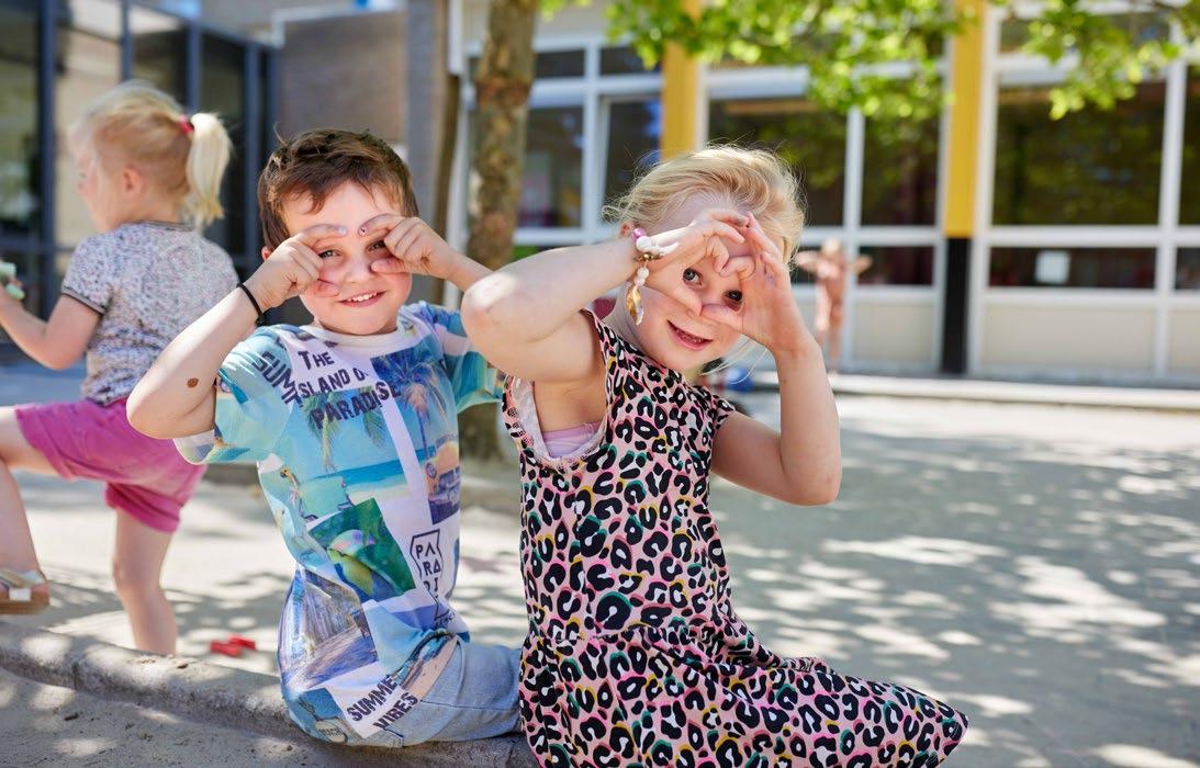 Kinderen van de Zwetteschool in Sneek spelen vrolijk op het schoolplein. Kinderen van de Zwetteschool in Sneek spelen vrolijk op het schoolplein.