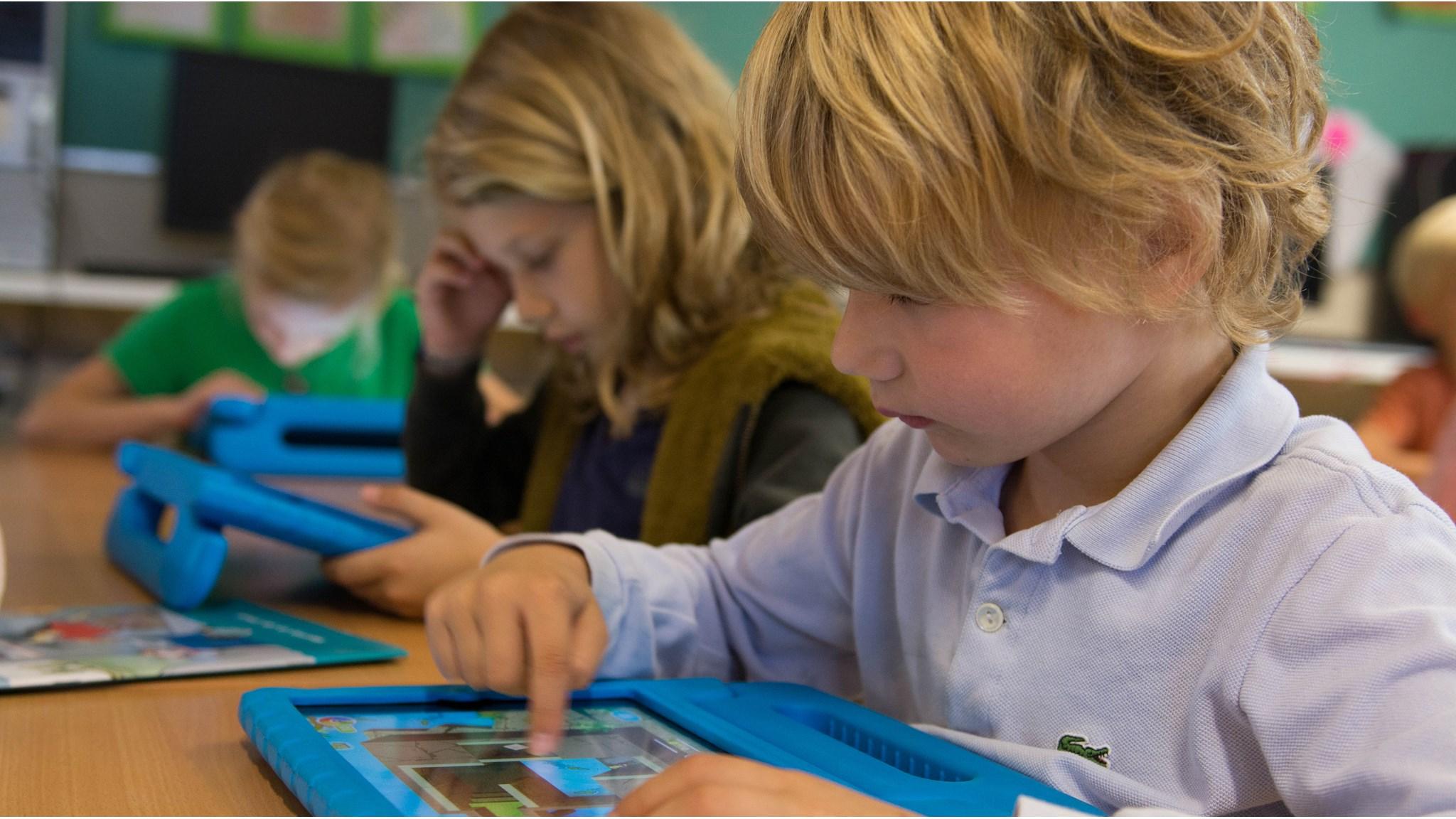 Kinderen van Dr. De Visserschool in Breda die met tablets aan de slag zijn in de klas.