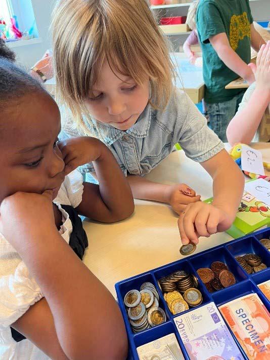 Kinderen van Hannie Schaft Basisschool in Zandvoort leren samen over geld terwijl ze rond tafel spelen. Kinderen van Hannie Schaft Basisschool in Zandvoort leren samen over geld terwijl ze rond tafel spelen.