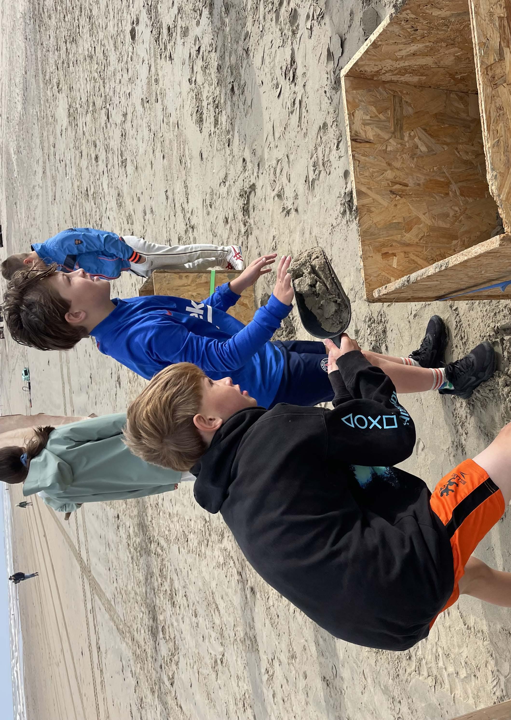Kinderen van Hannie Schaft Basisschool in Zandvoort spelen en bouwen op het strand. Kinderen van Hannie Schaft Basisschool in Zandvoort spelen en bouwen op het strand.