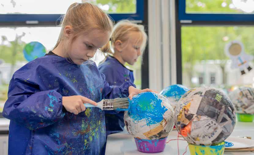 Kinderen van Het Baken I in Veenendaal zijn creatief bezig met het schilderen van wereldbollen. Kinderen van Het Baken I in Veenendaal zijn creatief bezig met het schilderen van wereldbollen.