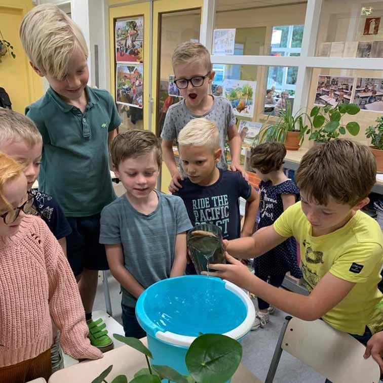 Kinderen van het Christelijk kindcentrum Gulden Bodem in Arnhem ontdekken samen met een leerkracht bij een experiment met water. Kinderen van het Christelijk kindcentrum Gulden Bodem in Arnhem ontdekken samen met een leerkracht bij een experiment met water.