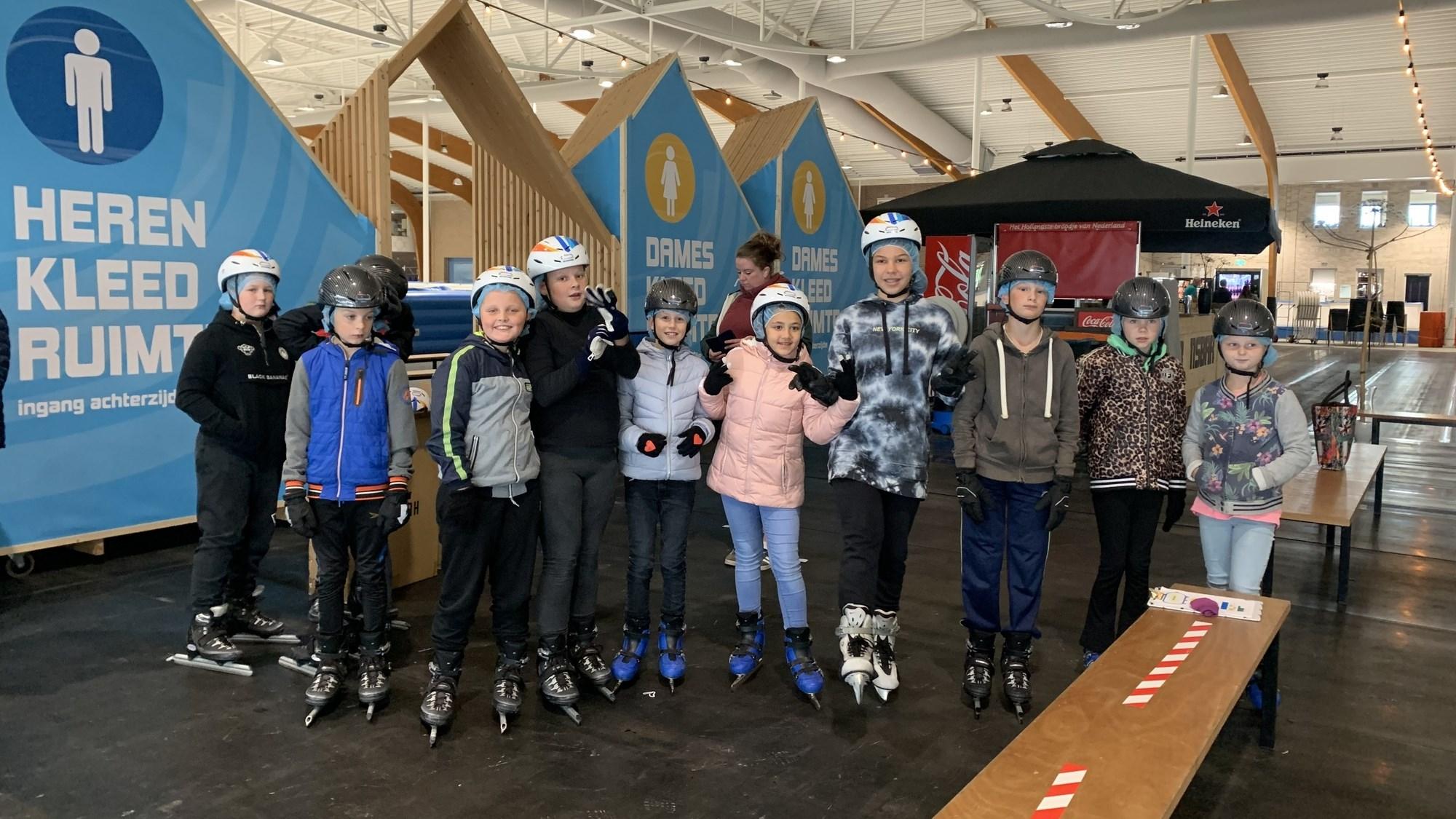 Kinderen van IKC De Flambou in Oosterbierum, gekleed voor het schaatsen. Kinderen van IKC De Flambou in Oosterbierum, gekleed voor het schaatsen.