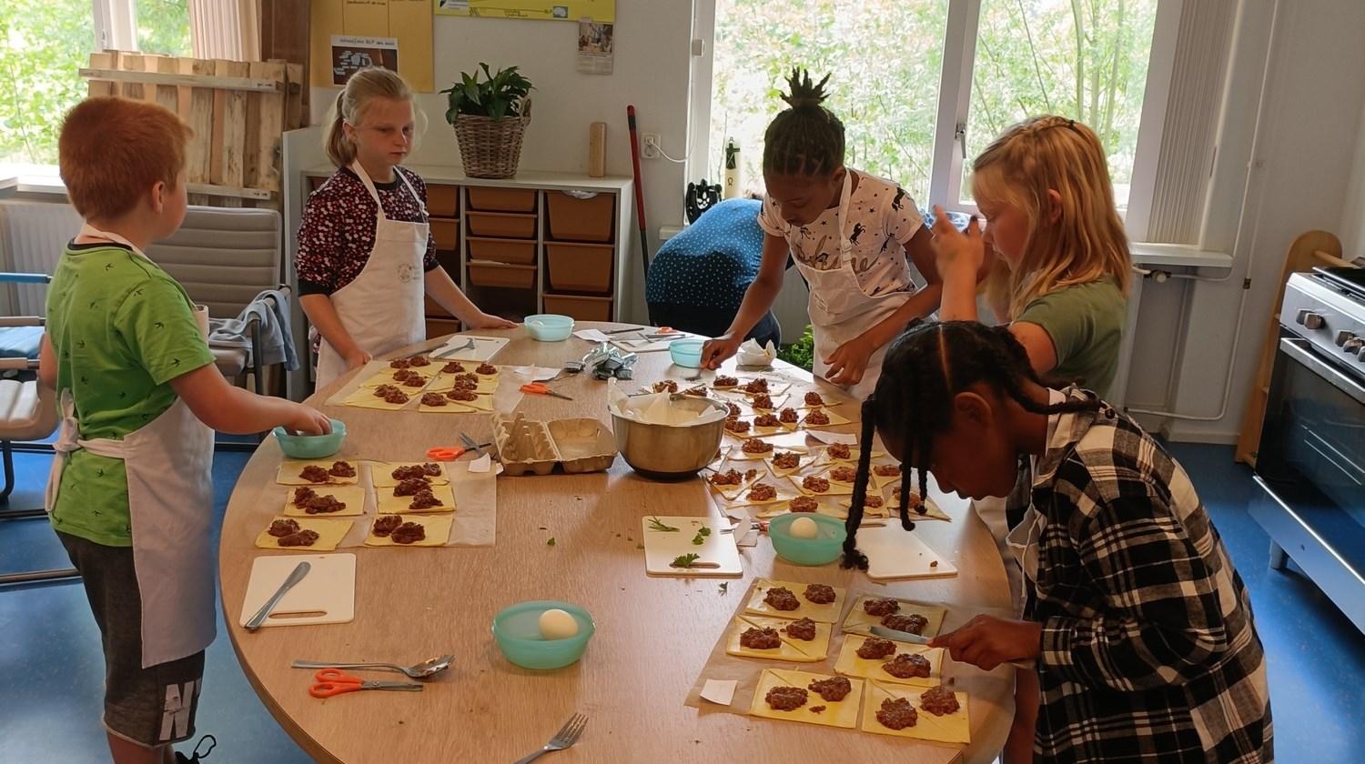 Kinderen van IKC De Flambou in Oosterbierum zijn bezig met een kookactiviteit aan tafel. Kinderen van IKC De Flambou in Oosterbierum zijn bezig met een kookactiviteit aan tafel.