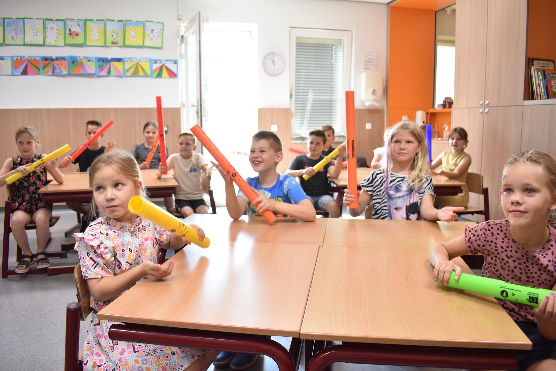 Kinderen van IKC Franciscus in Babberich zitten in de klas en houden kleurenfrisbees vast. Kinderen van IKC Franciscus in Babberich zitten in de klas en houden kleurenfrisbees vast.