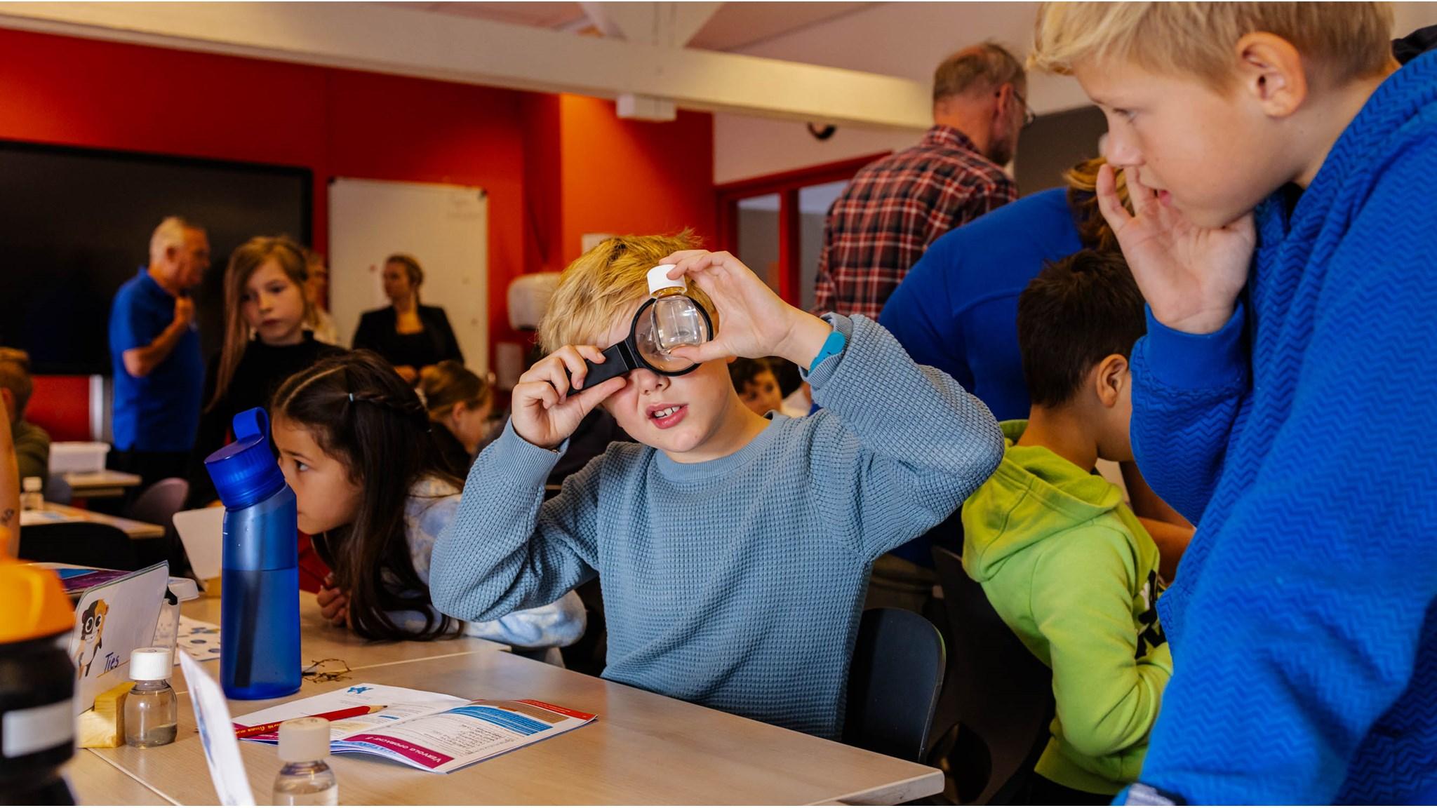 Kinderen van IKC Sint Jan in Hengelo ontdekken met een vergrootglas in de klas. Kinderen van IKC Sint Jan in Hengelo ontdekken met een vergrootglas in de klas.