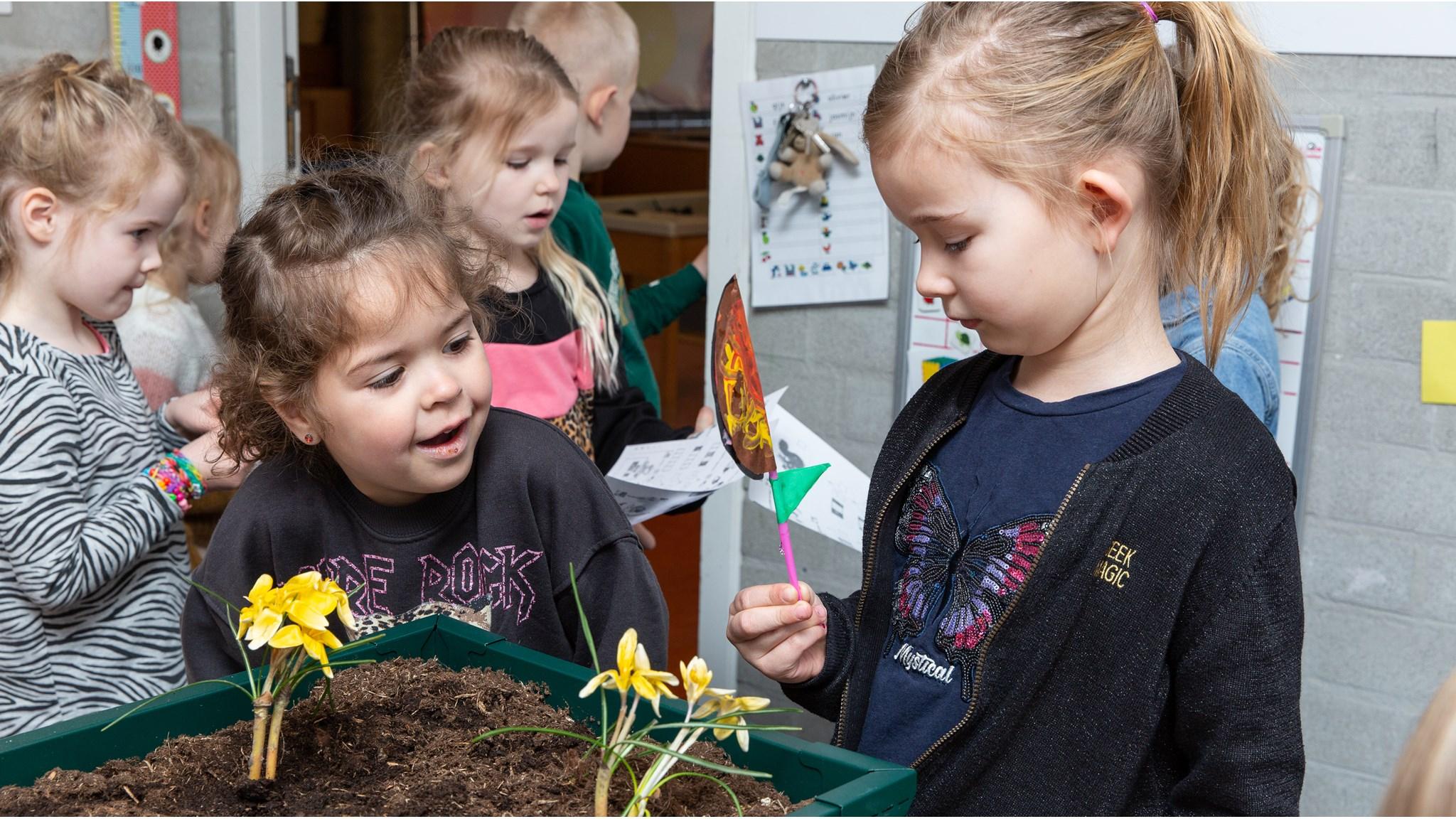 Kinderen van IKC Wynwizer in Leeuwarden leren over planten in het klaslokaal. Kinderen van IKC Wynwizer in Leeuwarden leren over planten in het klaslokaal.