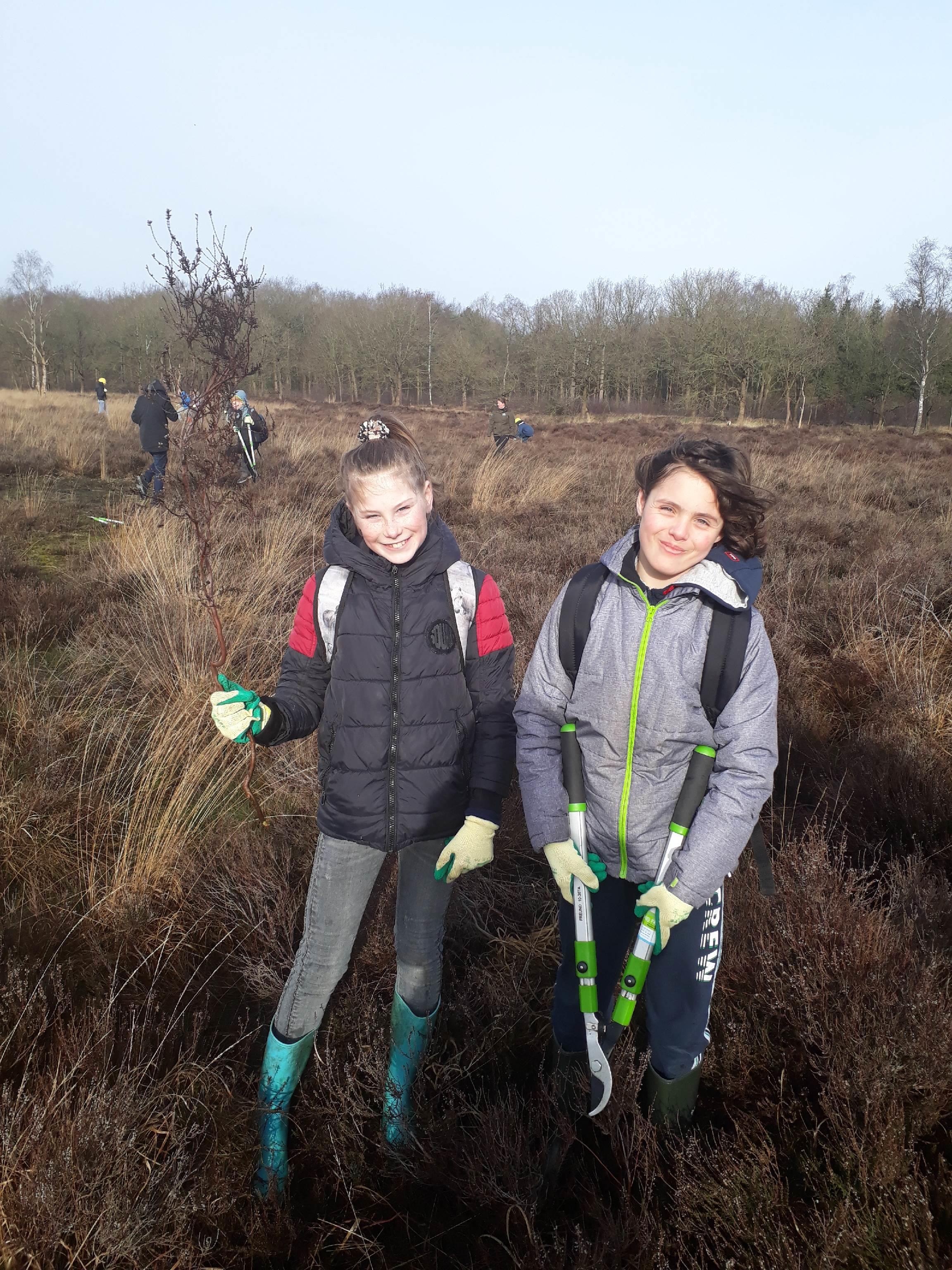 Kinderen van KC 't Echtenest' in Echten (Drenthe) die deelnemen aan een buitenschoolse ecologische activiteit. Kinderen van KC 't Echtenest' in Echten (Drenthe) die deelnemen aan een buitenschoolse ecologische activiteit.