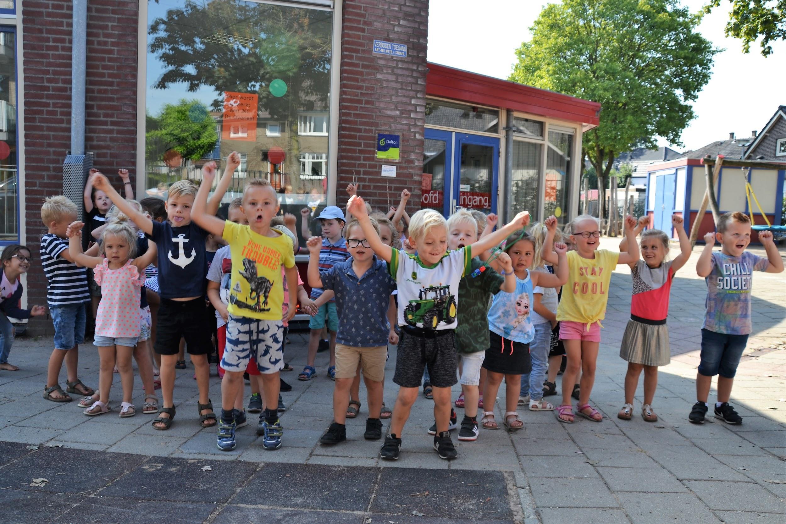 Kinderen van MKC Anne Frank Doesburg vieren vreugdevol op het schoolplein. Kinderen van MKC Anne Frank Doesburg vieren vreugdevol op het schoolplein.