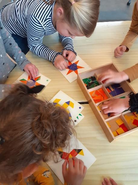 Kinderen van OBS Beatrixschool in Harfsen zijn bezig met een creatief project met geometrische vormen.