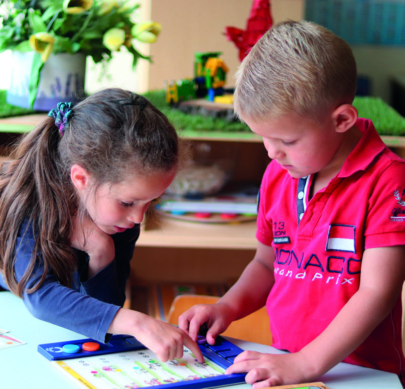 Kinderen van obs Galvani in Den Haag spelen en leren samen in de klas. Kinderen van obs Galvani in Den Haag spelen en leren samen in de klas.