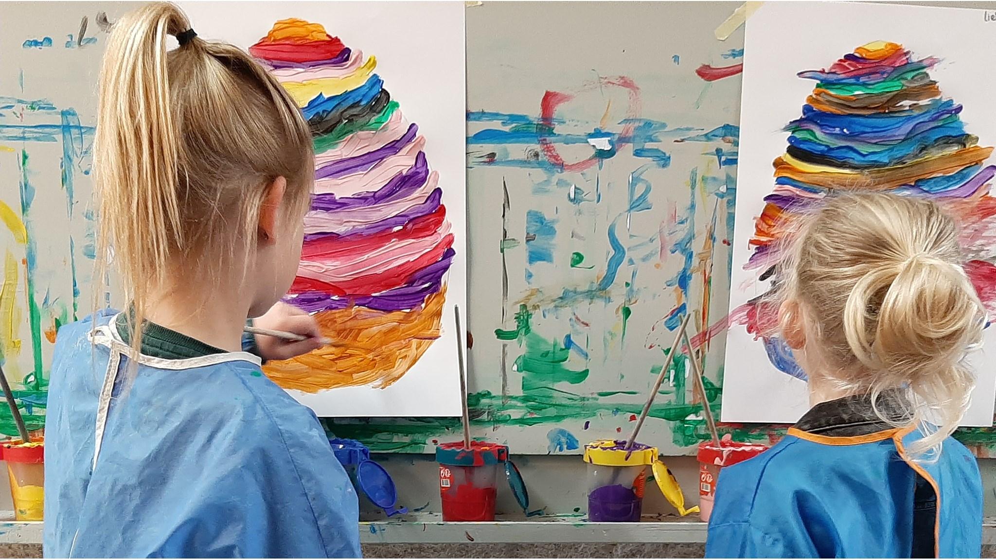 Kinderen van obs Gieten in Gieten bezig met schilderen op het schoolplein. Kinderen van obs Gieten in Gieten bezig met schilderen op het schoolplein.
