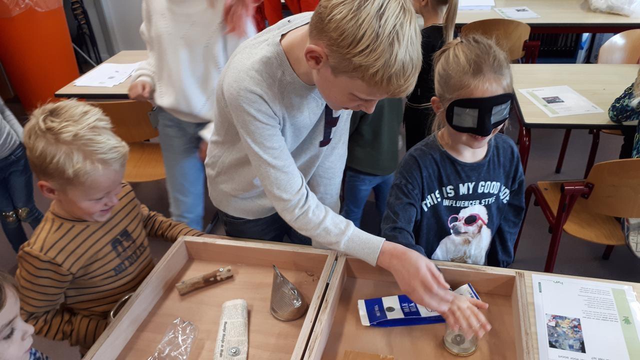 Kinderen van obs Gieten in Gieten ontdekken items in een klaslokaal met blinddoeken. Kinderen van obs Gieten in Gieten ontdekken items in een klaslokaal met blinddoeken.