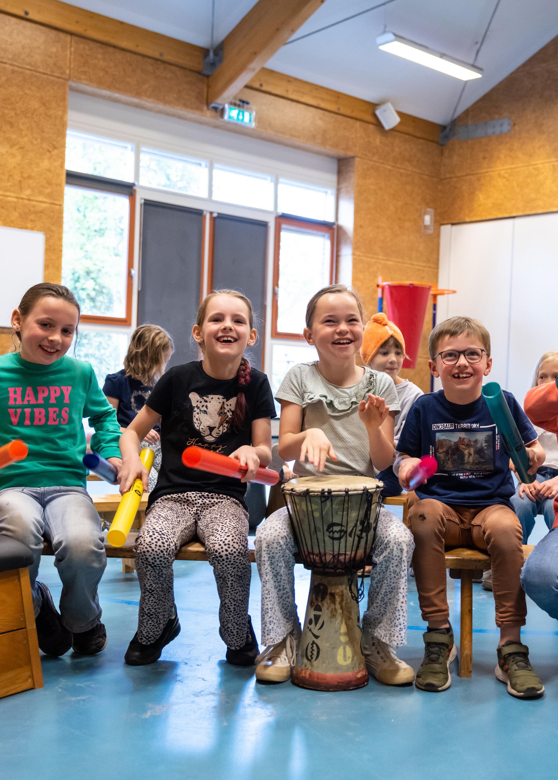 Kinderen van Openbaar Kindcentrum de Springplank in Heino genieten van een muzikale activiteit in de klas. Kinderen van Openbaar Kindcentrum de Springplank in Heino genieten van een muzikale activiteit in de klas.