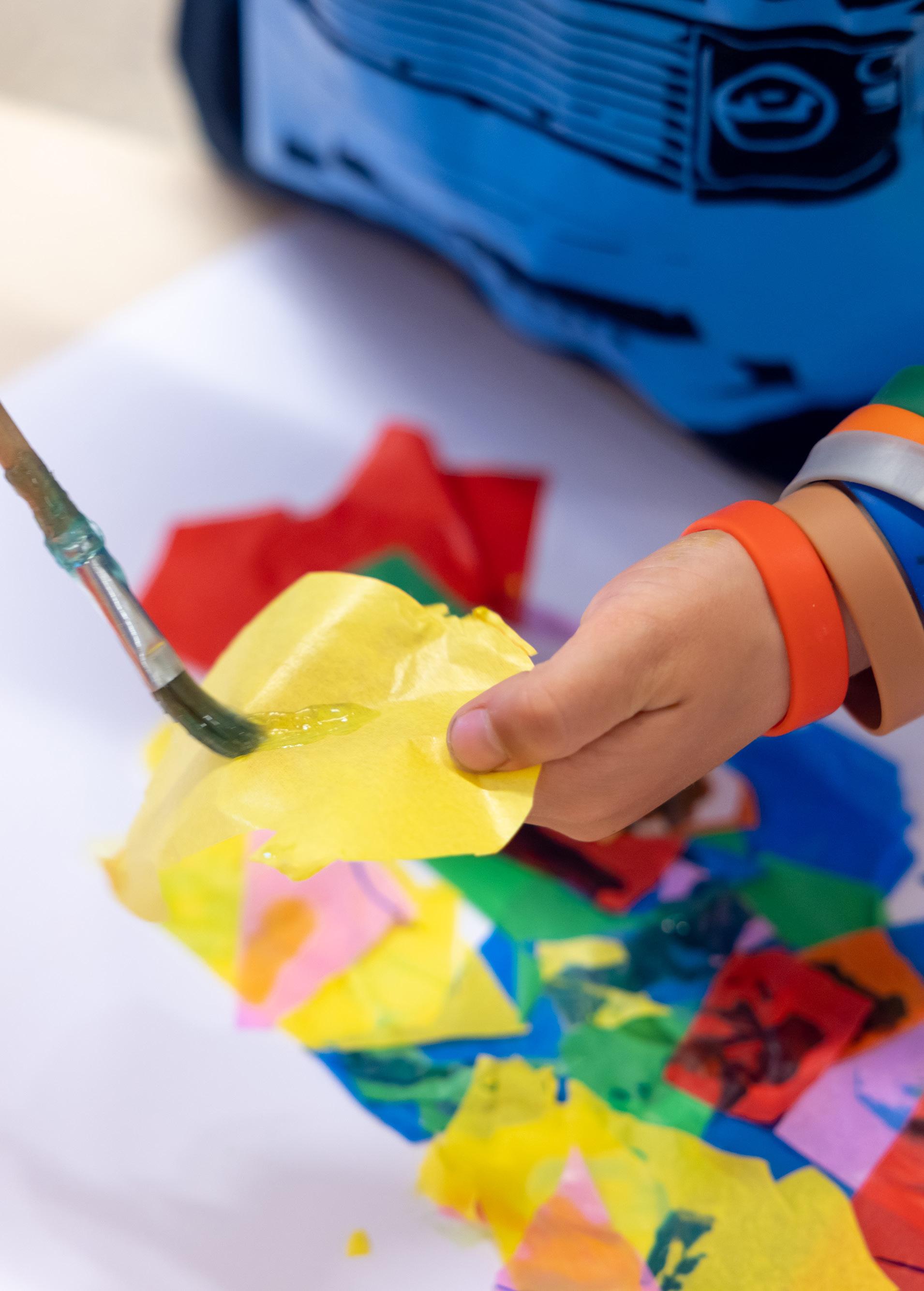 Kinderen van Openbaar Kindcentrum de Springplank in Heino zijn creatief bezig met knutselen. Kinderen van Openbaar Kindcentrum de Springplank in Heino zijn creatief bezig met knutselen.