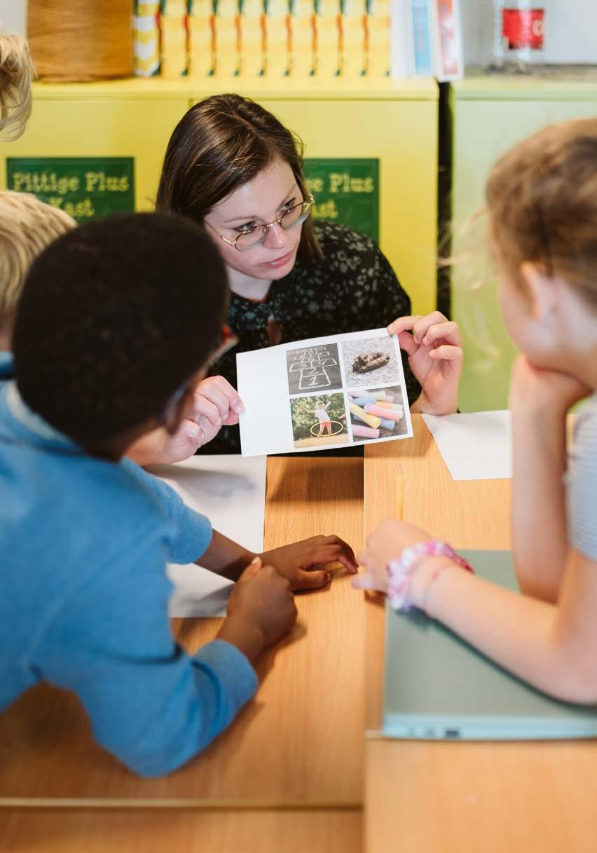 Kinderen van Openbare Basisschool De Bogerd in Rossum (Gelderland) kijken aandachtig naar een document tijdens een lesactiviteit. Kinderen van Openbare Basisschool De Bogerd in Rossum (Gelderland) kijken aandachtig naar een document tijdens een lesactiviteit.