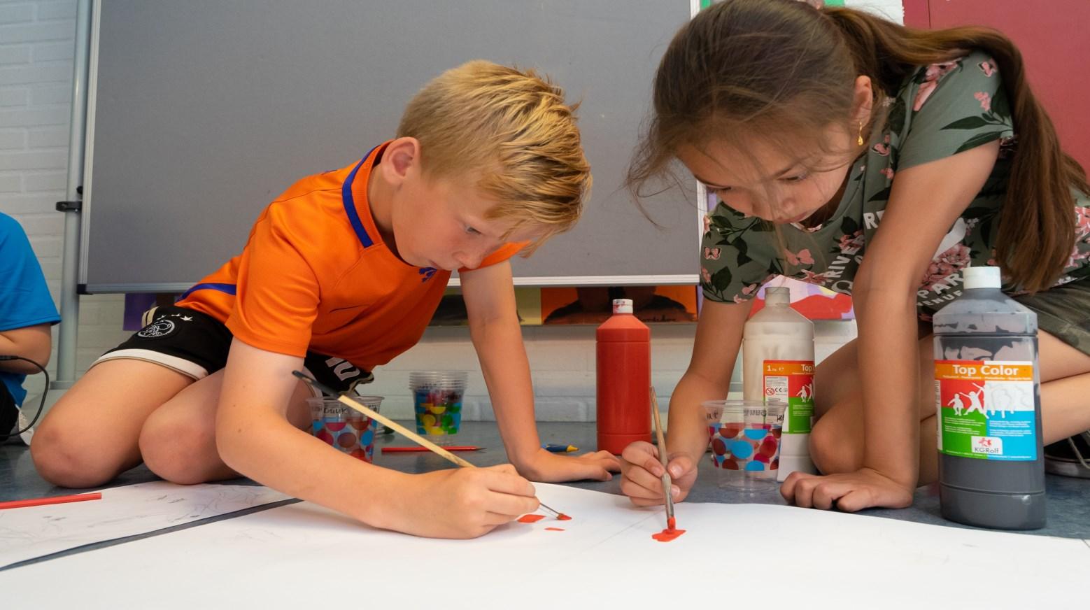 Kinderen van Openbare Basisschool de Cocon in Alkmaar zijn bezig met schilderen op een groot vel papier. Kinderen van Openbare Basisschool de Cocon in Alkmaar zijn bezig met schilderen op een groot vel papier.