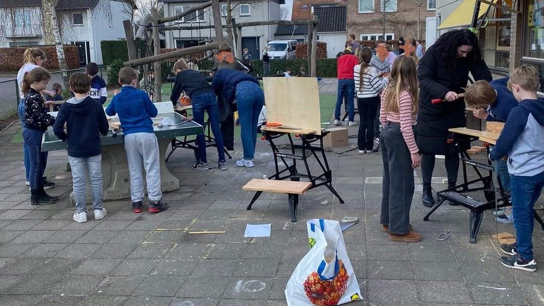 Kinderen van Openbare Basisschool De Klokkebei in Ulvenhout zijn actief bezig met knutselen op het schoolplein. Kinderen van Openbare Basisschool De Klokkebei in Ulvenhout zijn actief bezig met knutselen op het schoolplein.