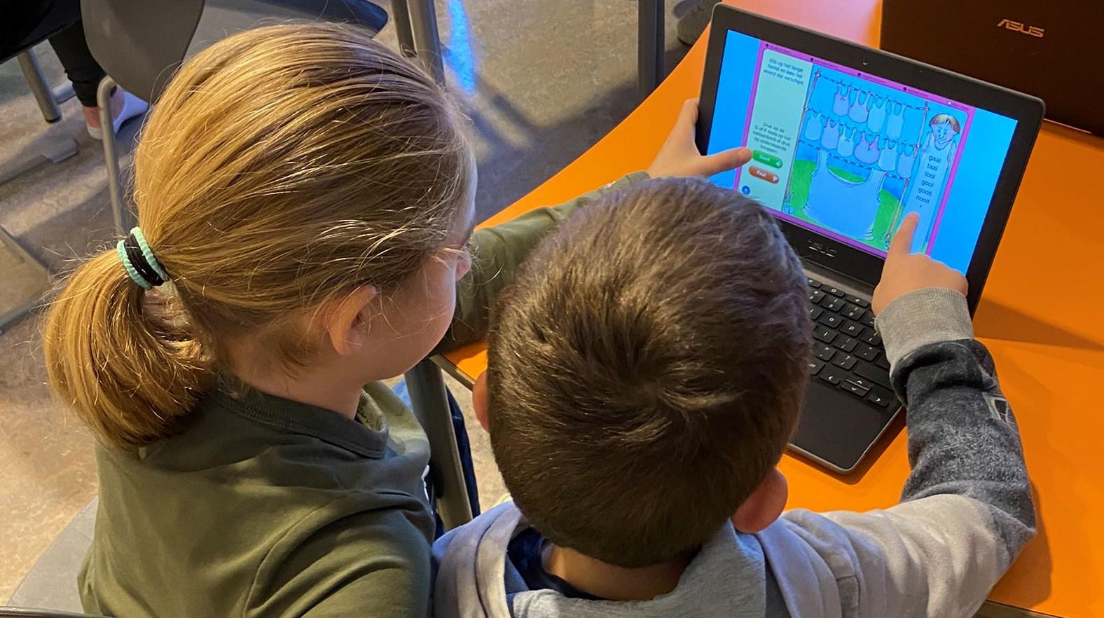 Kinderen van Openbare Basisschool de Regenboog in Voorthuizen werken samen aan een tablet. Kinderen van Openbare Basisschool de Regenboog in Voorthuizen werken samen aan een tablet.