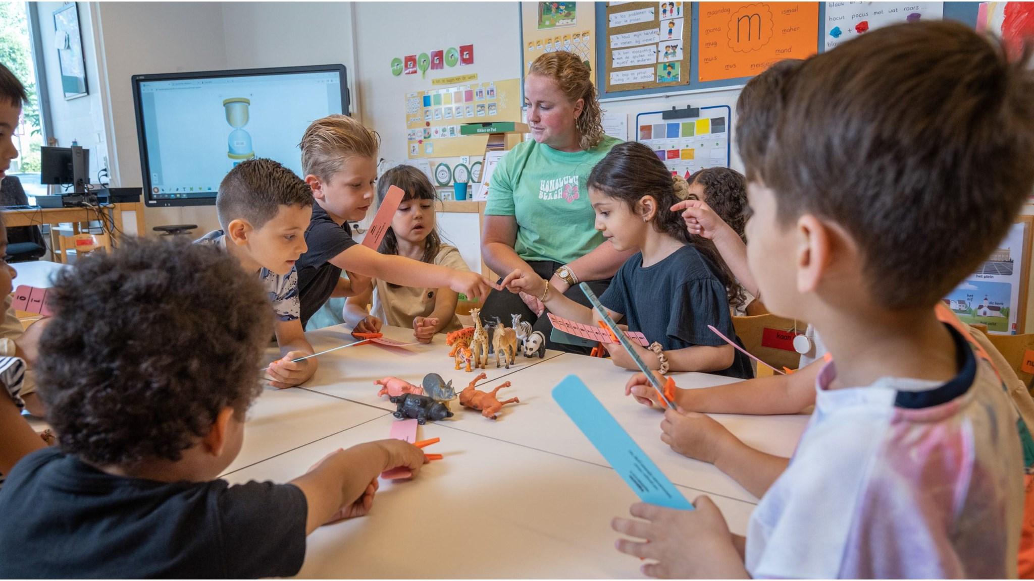 Kinderen van Openbare Basisschool de Sterrenkijker in Beverwijk zijn actief aan het leren en spelen met dierenfiguren tijdens een groepsactiviteit. Kinderen van Openbare Basisschool de Sterrenkijker in Beverwijk zijn actief aan het leren en spelen met dierenfiguren tijdens een groepsactiviteit.