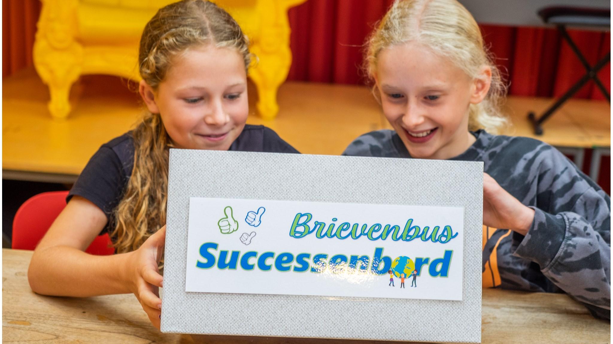 Kinderen van Openbare Basisschool De Triolier in Budel ontdekken de brievenbus voor het Succesbord. Kinderen van Openbare Basisschool De Triolier in Budel ontdekken de brievenbus voor het Succesbord.
