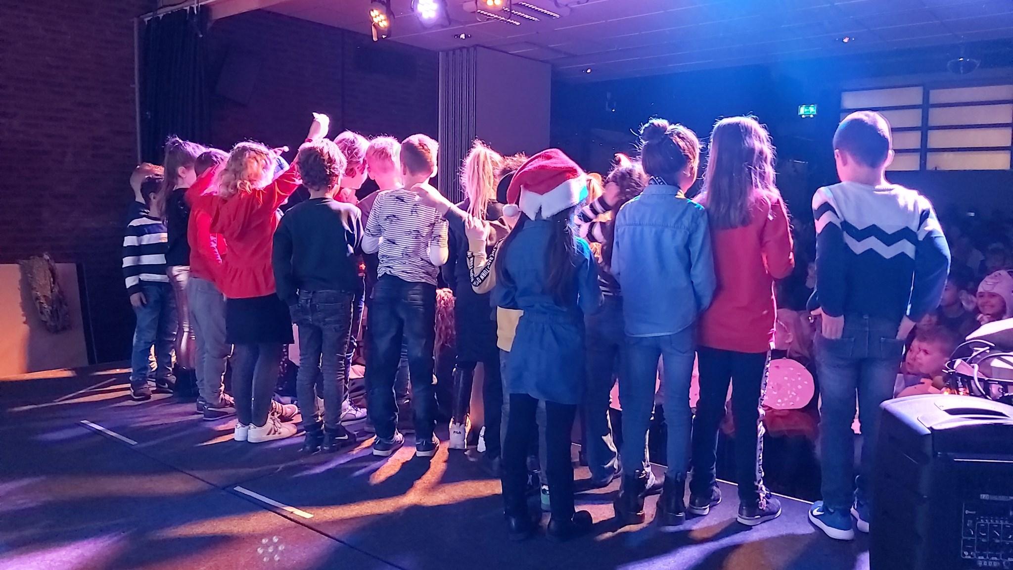 Kinderen van Openbare Basisschool De Tuimelaar in Veghel tijdens een optreden. Kinderen van Openbare Basisschool De Tuimelaar in Veghel tijdens een optreden.