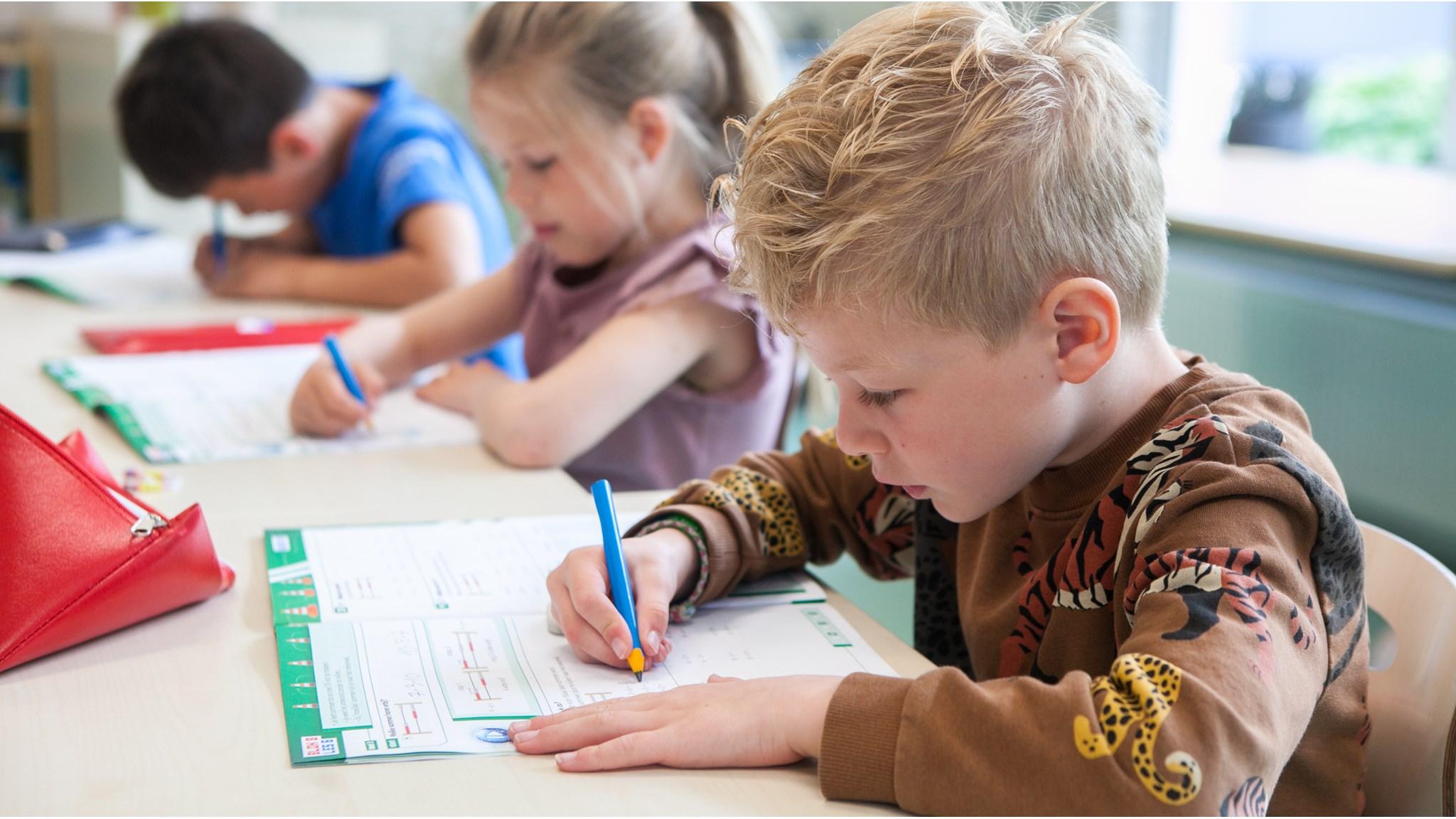 Kinderen van Openbare Basisschool de Vijzel in Hauwert zijn bezig met hun schoolwerk. Kinderen van Openbare Basisschool de Vijzel in Hauwert zijn bezig met hun schoolwerk.