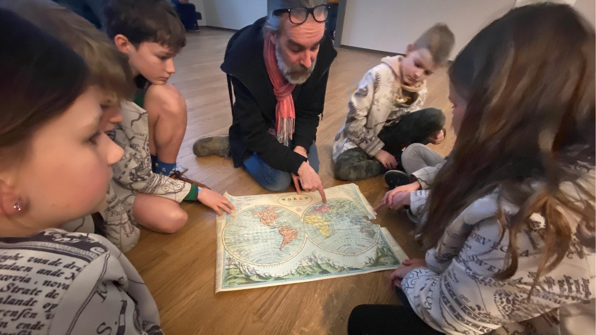 Kinderen van Openbare Basisschool Kromme Akkers in Garnwerd zijn bezig met een wereldkaart tijdens een activiteit. Kinderen van Openbare Basisschool Kromme Akkers in Garnwerd zijn bezig met een wereldkaart tijdens een activiteit.