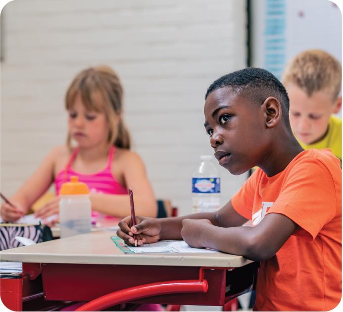 Kinderen van Openbare Basisschool Liereland in Alkmaar zijn geconcentreerd aan het werk in de klas. Kinderen van Openbare Basisschool Liereland in Alkmaar zijn geconcentreerd aan het werk in de klas.
