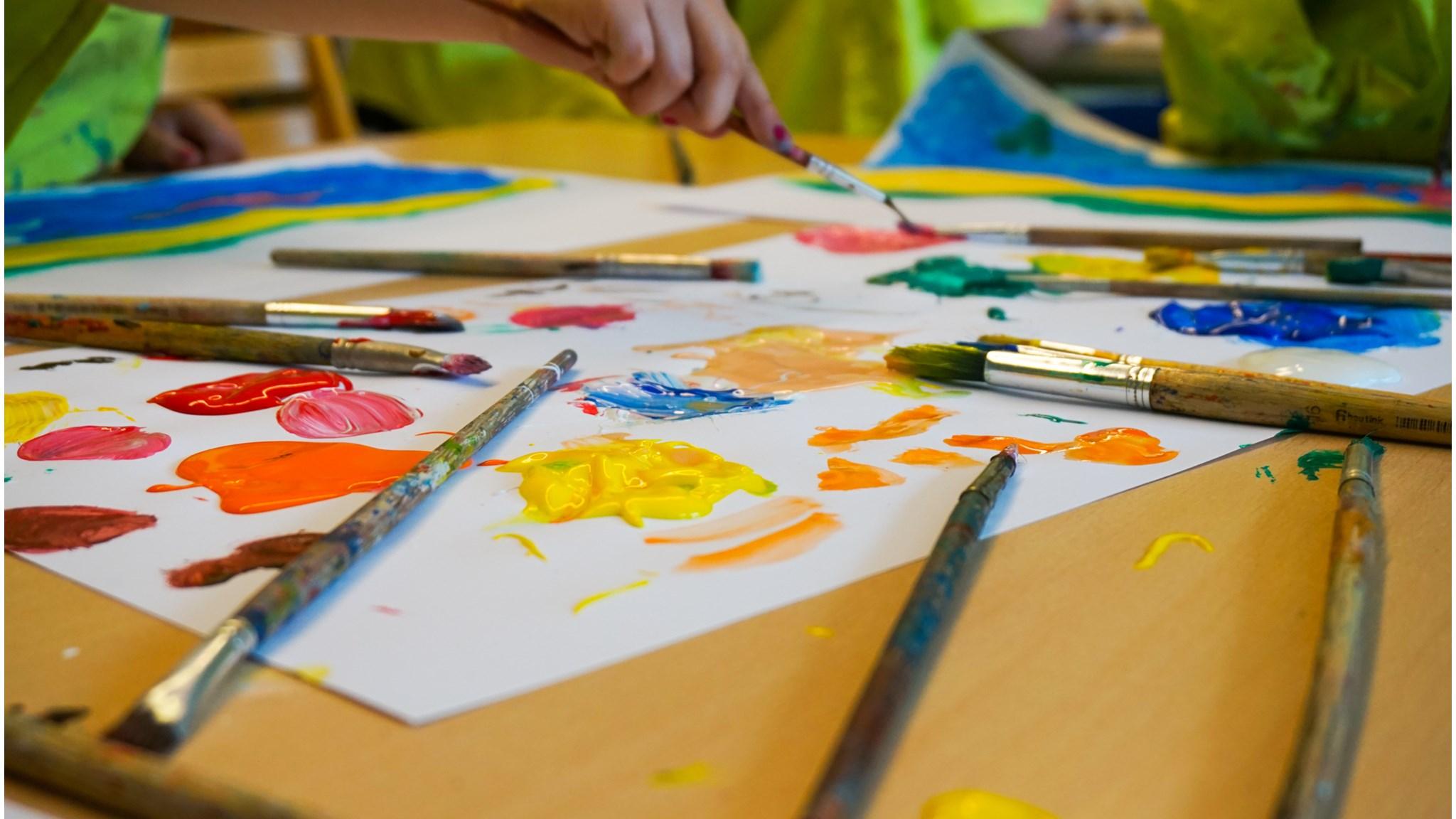 Kinderen van Openbare Daltonschool De Magneet in Amersfoort zijn bezig met schilderen tijdens een creatieve les. Kinderen van Openbare Daltonschool De Magneet in Amersfoort zijn bezig met schilderen tijdens een creatieve les.