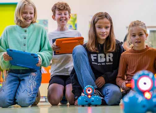 Kinderen van Protestants Christelijke Basisschool De Regenboog in Kortenhoef leren programmeren met robots in het schoolplein. Kinderen van Protestants Christelijke Basisschool De Regenboog in Kortenhoef leren programmeren met robots in het schoolplein.