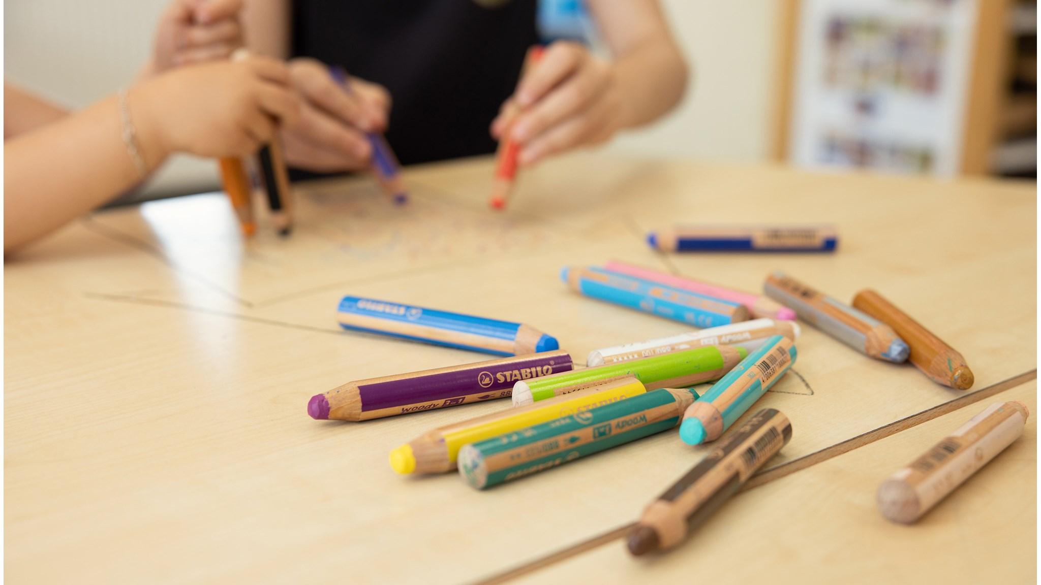 Kinderen van Protestants Christelijke Basisschool De Regenboog in Lemelerveld kleuren met stiften op een tafel. Kinderen van Protestants Christelijke Basisschool De Regenboog in Lemelerveld kleuren met stiften op een tafel.
