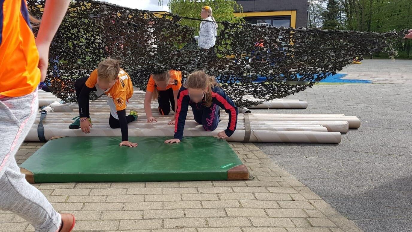 Kinderen van Protestants Christelijke Basisschool De Schoof in Raamsdonksveer oefenen op het schoolplein met een hindernisbaan. Kinderen van Protestants Christelijke Basisschool De Schoof in Raamsdonksveer oefenen op het schoolplein met een hindernisbaan.