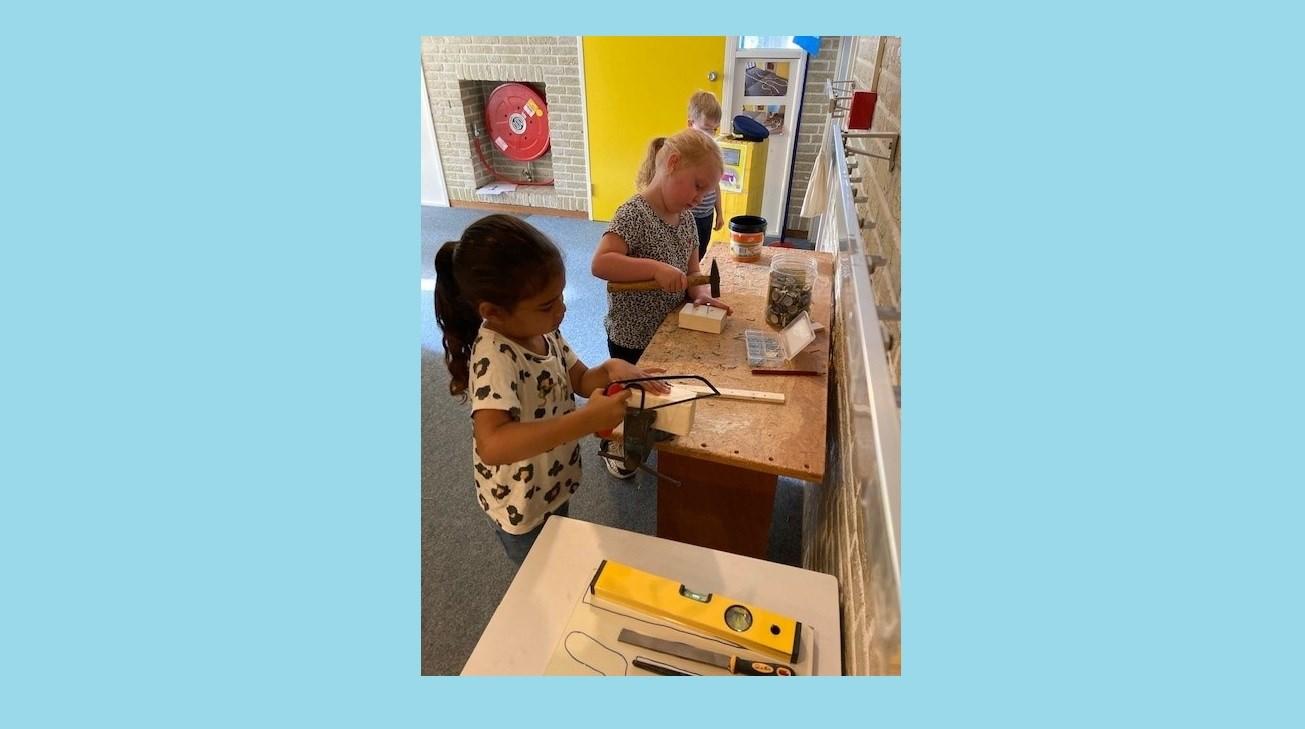 Kinderen van RK Basisschool De Vonder in Raamsdonksveer zijn aan het knutselen en werken met gereedschap. Kinderen van RK Basisschool De Vonder in Raamsdonksveer zijn aan het knutselen en werken met gereedschap.