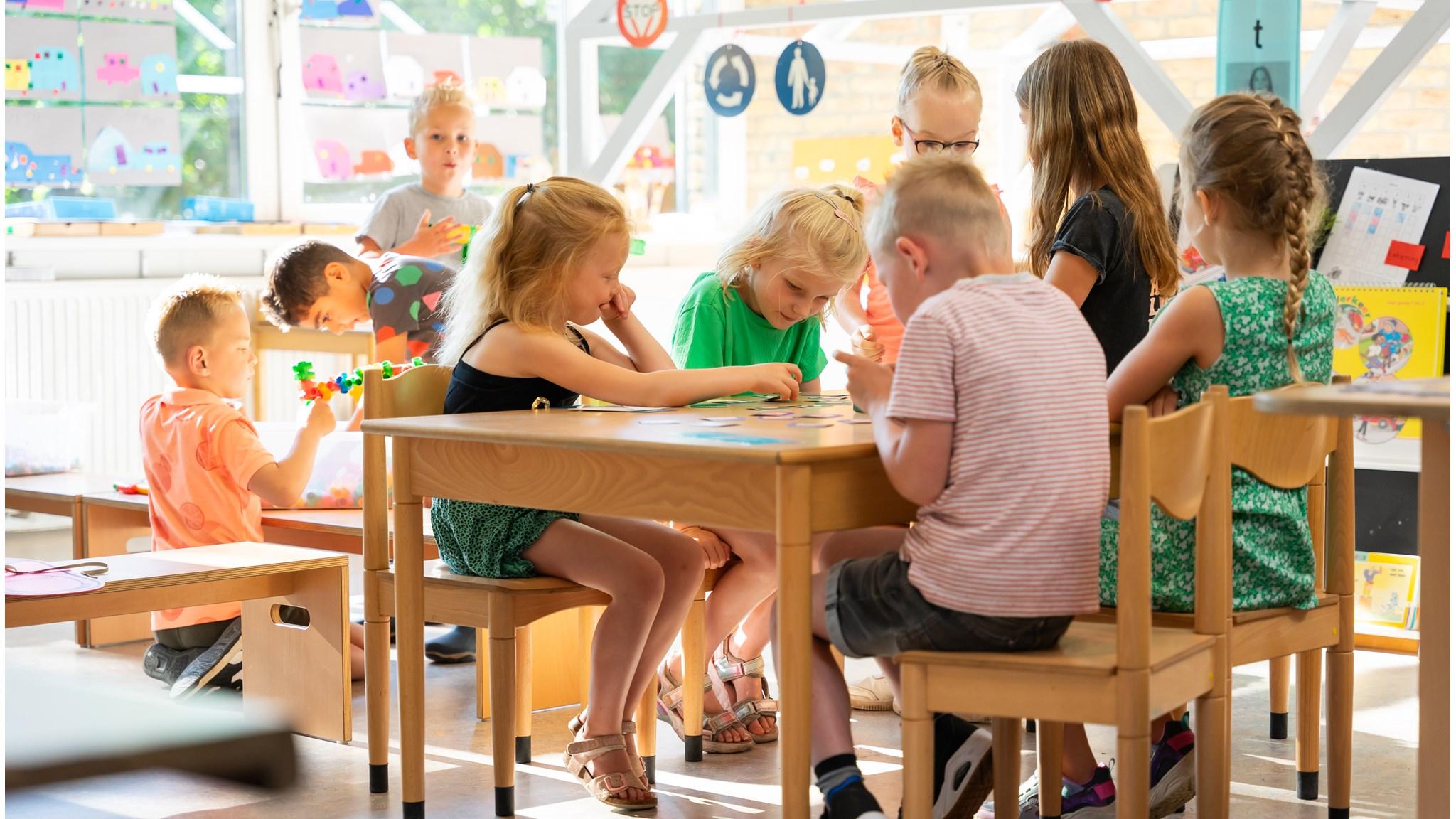 Kinderen van RK Basisschool Op Weg in Haarle (Gem. Hellendoorn) zijn bezig met creatieve activiteiten in de klas. Kinderen van RK Basisschool Op Weg in Haarle (Gem. Hellendoorn) zijn bezig met creatieve activiteiten in de klas.