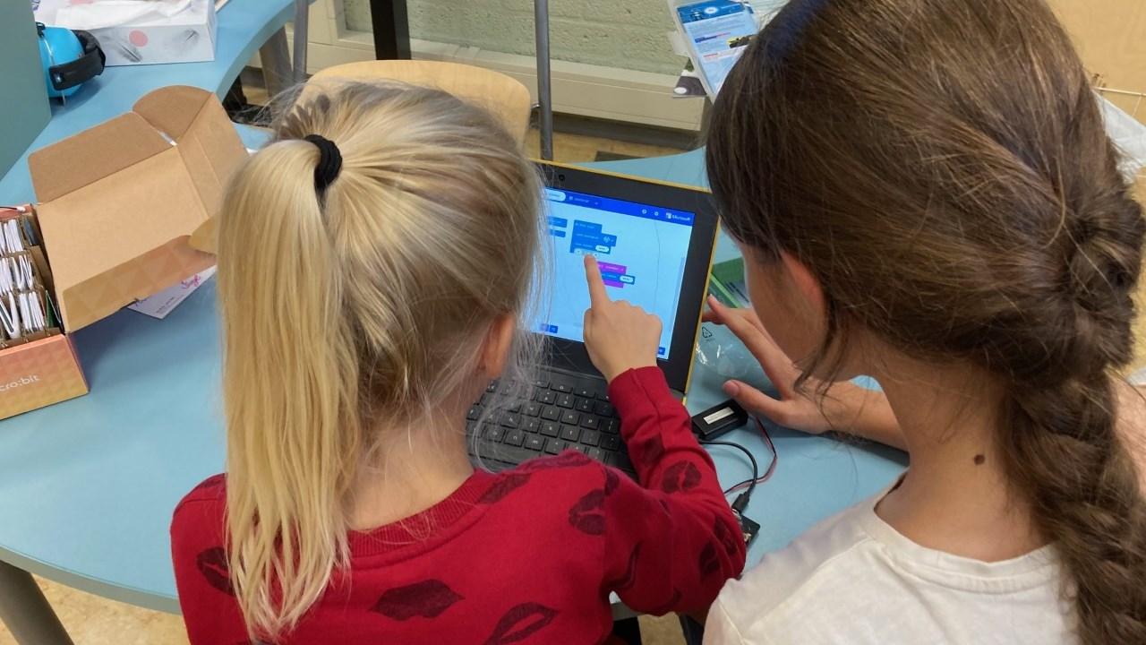 Kinderen van R.K. Basisschool WSKO Joannes in Naaldwijk werken samen op een tablet.