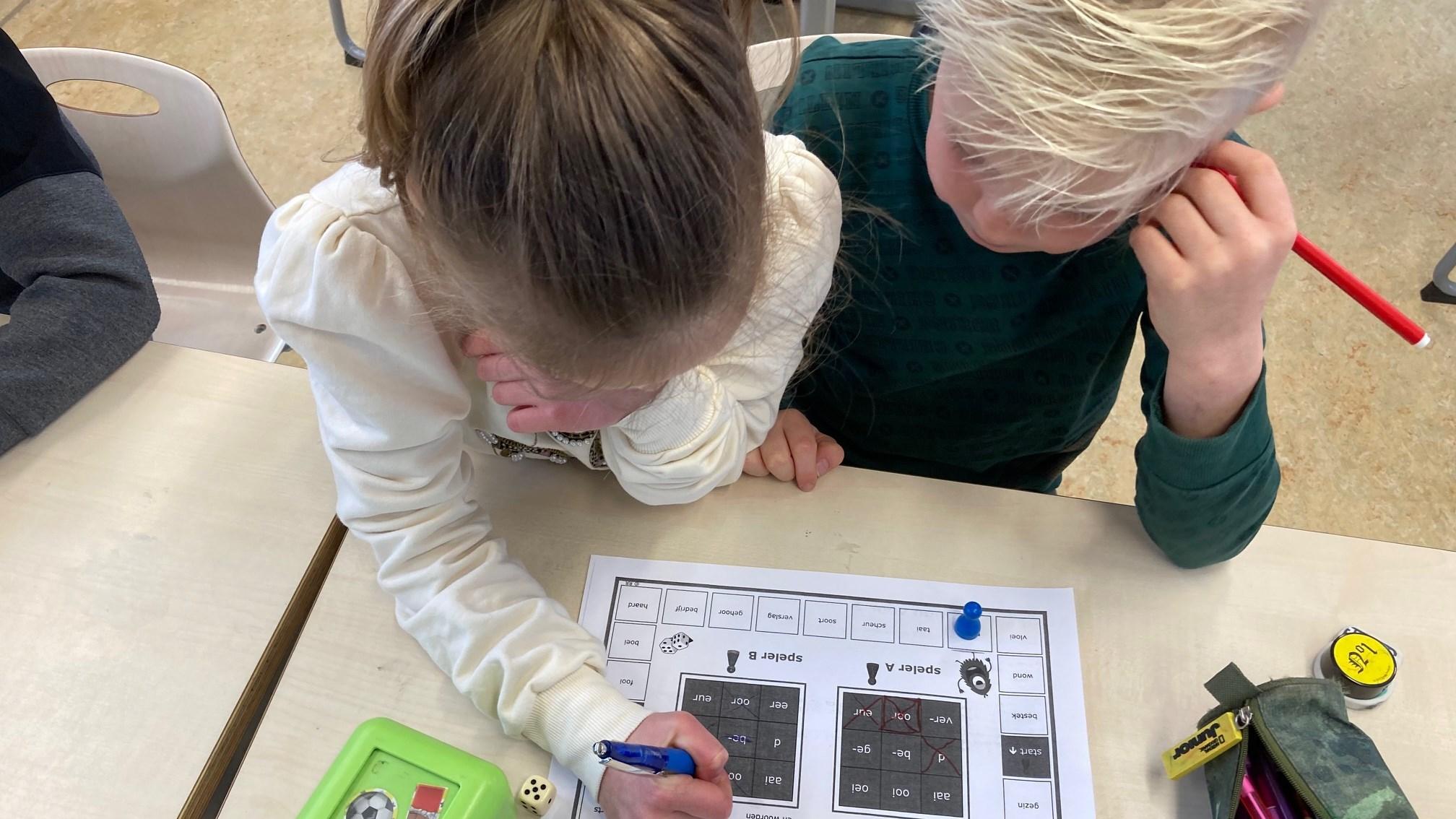 Kinderen van R.K. Basisschool WSKO Joannes in Naaldwijk zijn bezig met een spelletje aan tafel.