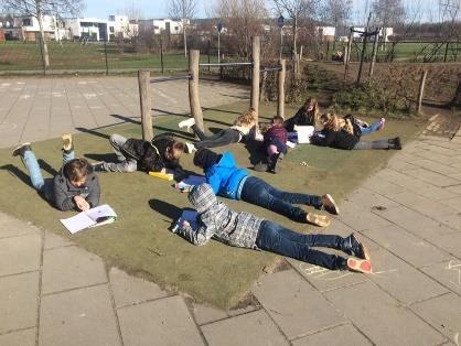 Kinderen van Rk Bs De Cramignon in Eijsden leren buiten op het schoolplein. Kinderen van Rk Bs De Cramignon in Eijsden leren buiten op het schoolplein.