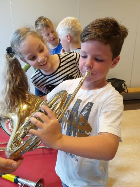 Kinderen van Rk Bs De Cramignon in Eijsden leren samen muziek maken met een hoorn. Kinderen van Rk Bs De Cramignon in Eijsden leren samen muziek maken met een hoorn.