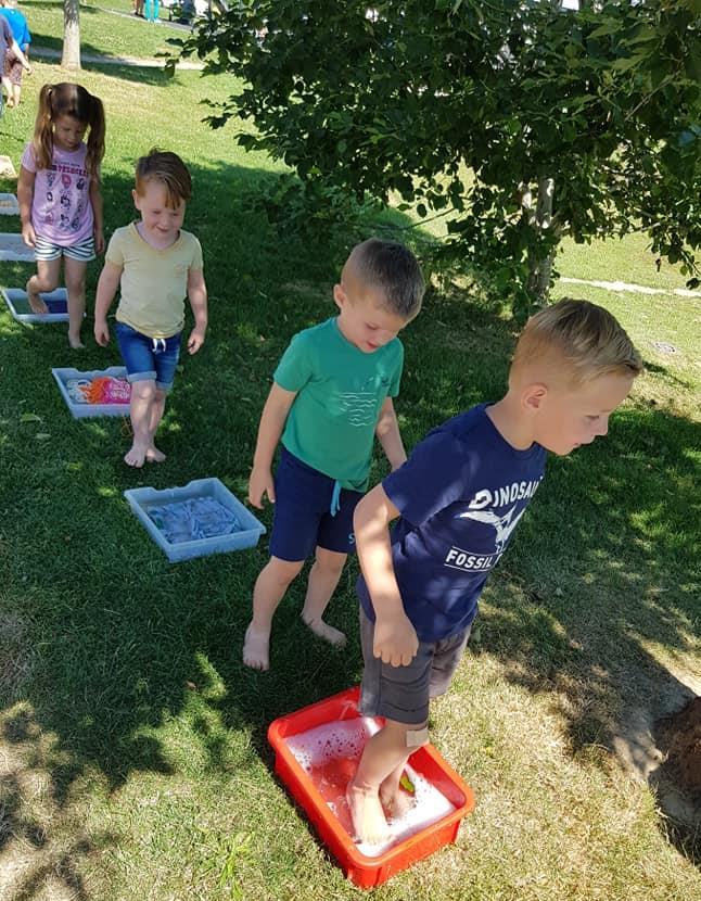 Kinderen van Rk Bs De Cramignon in Eijsden spelen op het schoolplein met wateractiviteiten. Kinderen van Rk Bs De Cramignon in Eijsden spelen op het schoolplein met wateractiviteiten.