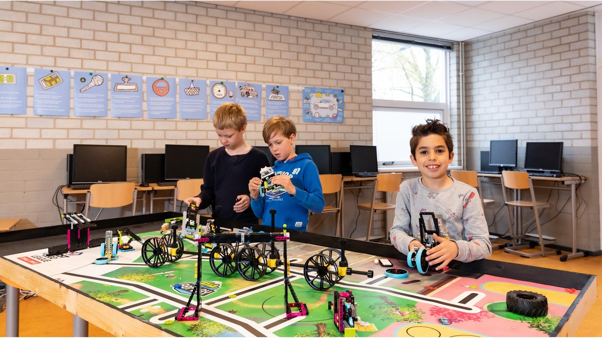 Kinderen van school Quadratum in Rotterdam werken samen aan robotica-projecten in de klas.