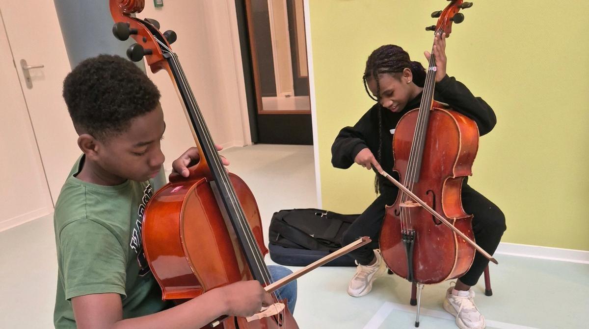 Kinderen van School voor Speciaal Basisonderwijs De Meie in Zierikzee spelen samen cello. Kinderen van School voor Speciaal Basisonderwijs De Meie in Zierikzee spelen samen cello.