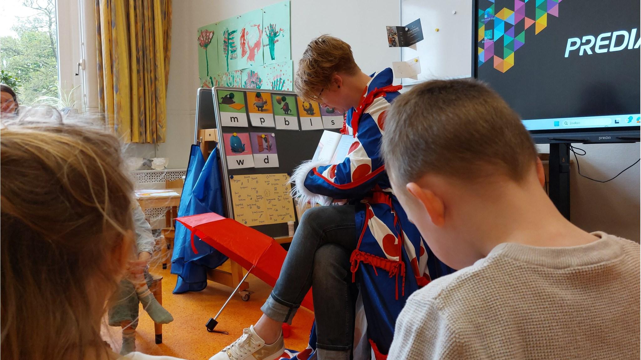 Kinderen van Sint Bonifacius Kindcentrum Reahûs luisteren naar een verhaal in de klas. Kinderen van Sint Bonifacius Kindcentrum Reahûs luisteren naar een verhaal in de klas.