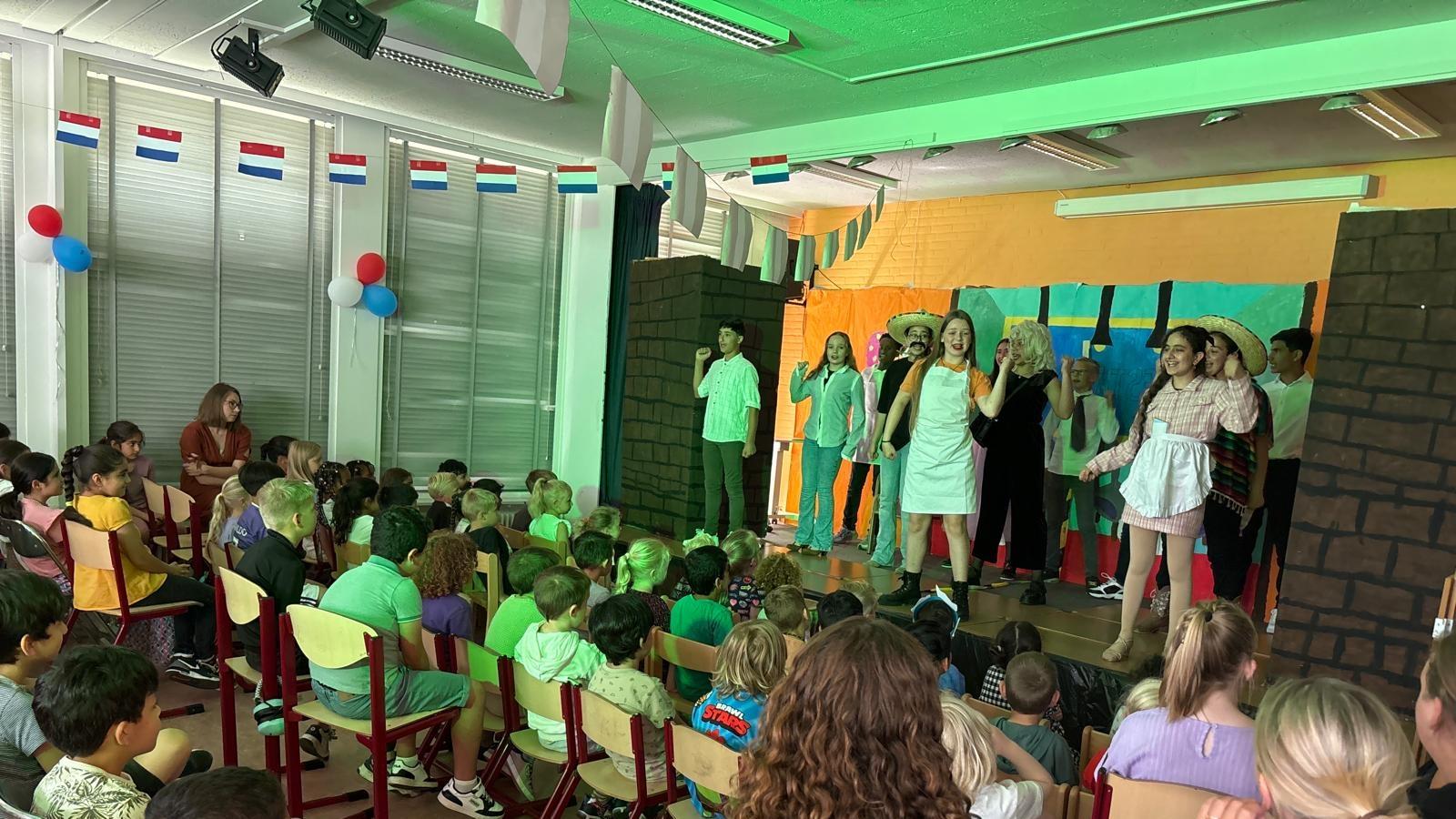 Kinderen van Sjaloomschool in Katwijk (Zuid-Holland) kijken naar een optreden op het podium. Kinderen van Sjaloomschool in Katwijk (Zuid-Holland) kijken naar een optreden op het podium.