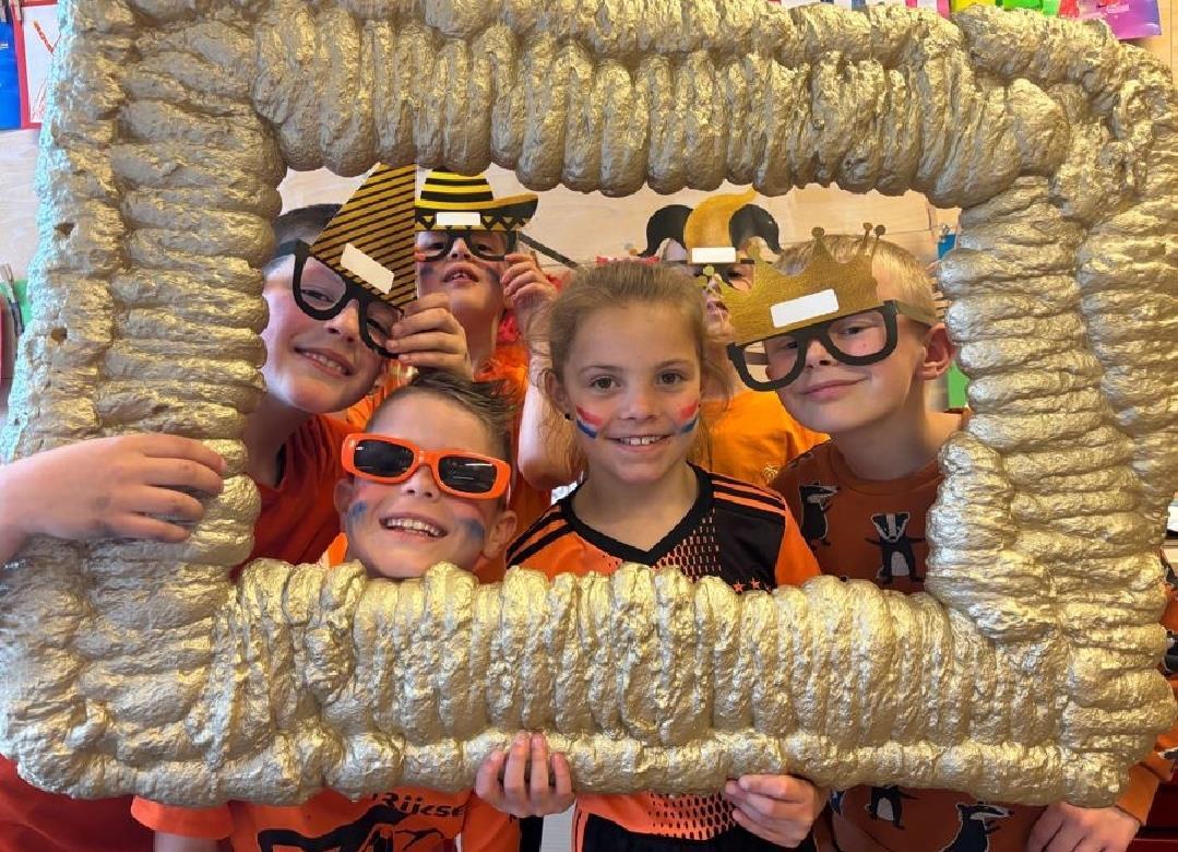 Kinderen van 'T Paalhoofd in Zoutelande' poseren met leuke accessoires voor een foto. Kinderen van 'T Paalhoofd in Zoutelande' poseren met leuke accessoires voor een foto.