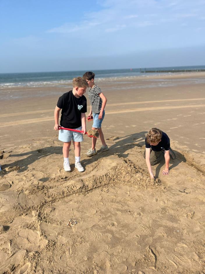 Kinderen van 'T Paalhoofd' in Zoutelande spelen op het strand en bouwen een zandkasteel. Kinderen van 'T Paalhoofd' in Zoutelande spelen op het strand en bouwen een zandkasteel.