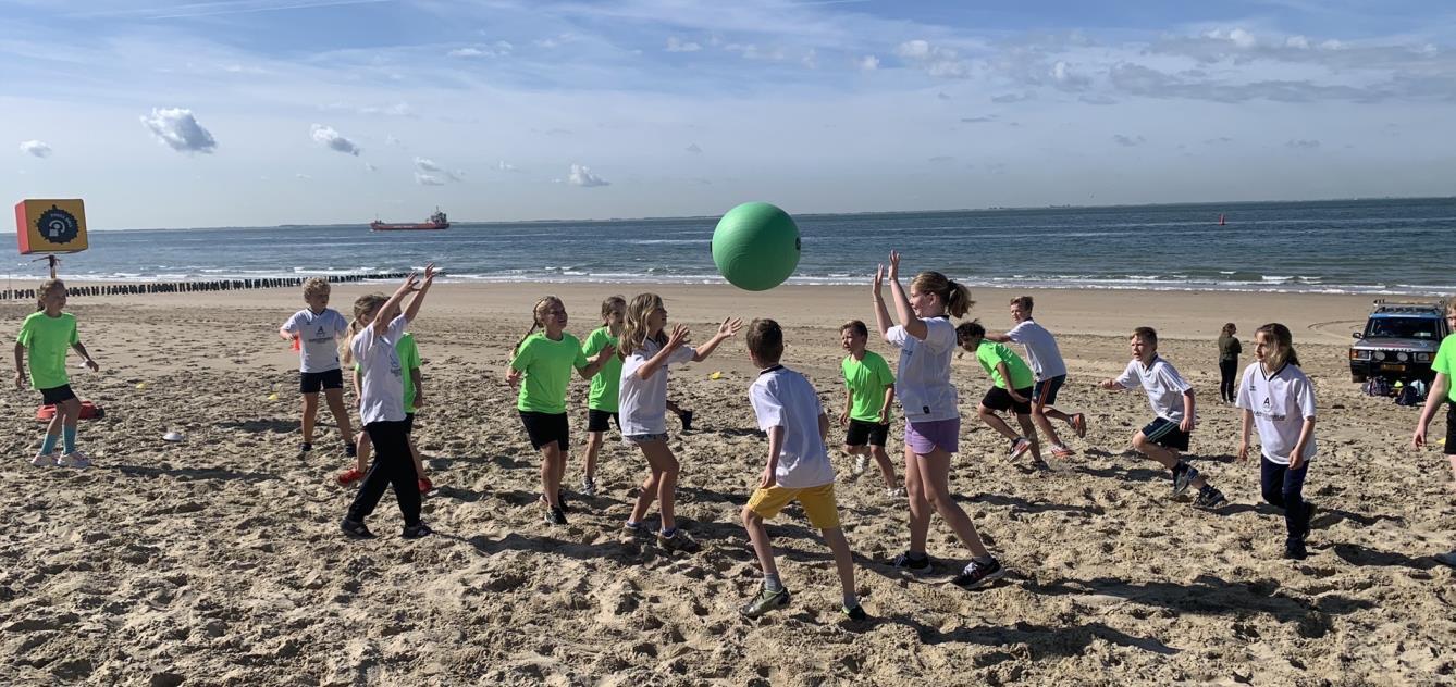 Kinderen van 't Paalhoofd in Zoutelande spelen op het strand met een grote groene bal. Kinderen van 't Paalhoofd in Zoutelande spelen op het strand met een grote groene bal.