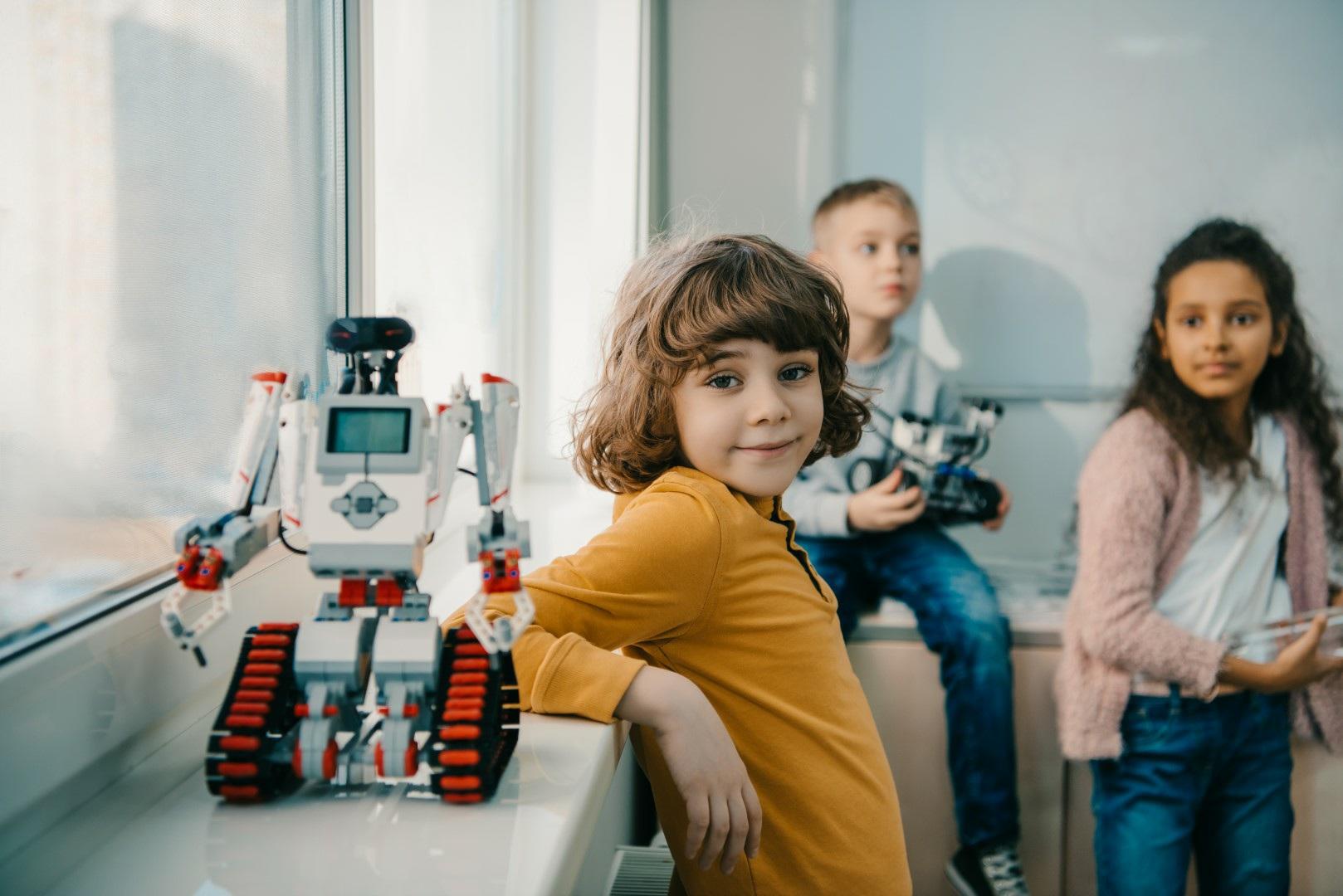 Kinderen van ZML de Ark Oud-Beijerland spelen met robots in de klas. Kinderen van ZML de Ark Oud-Beijerland spelen met robots in de klas.