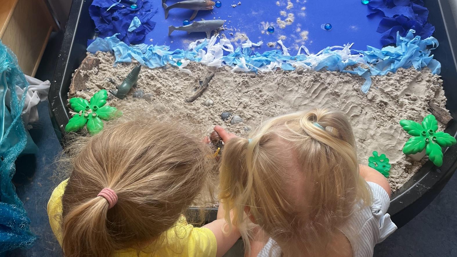 Kinderen verkennen creatief materiaal in de zandbak op KBS Kameleon in Amersfoort. Kinderen verkennen creatief materiaal in de zandbak op KBS Kameleon in Amersfoort.
