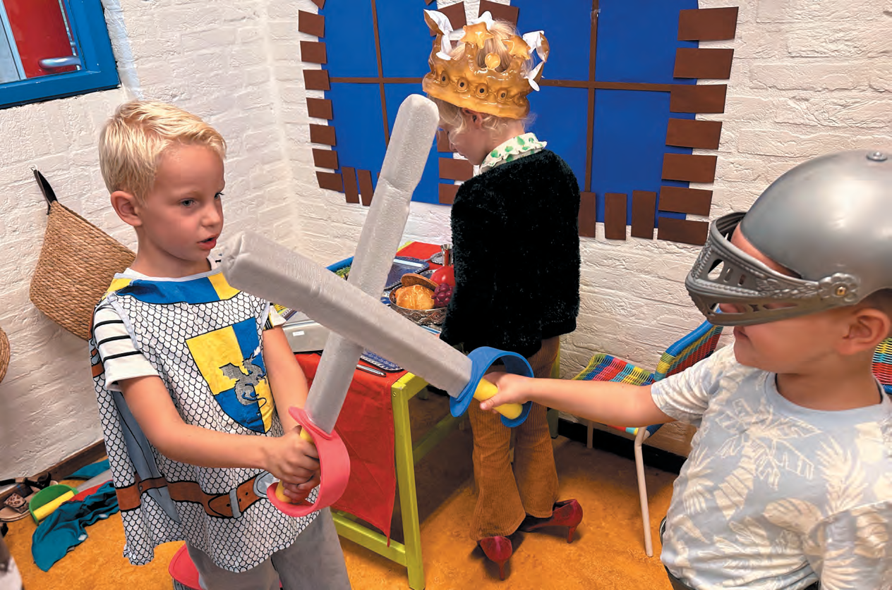 Kinderen verkleden en spelen met zwaarden op de Mauritsschool in Nieuwegein. Kinderen verkleden en spelen met zwaarden op de Mauritsschool in Nieuwegein.